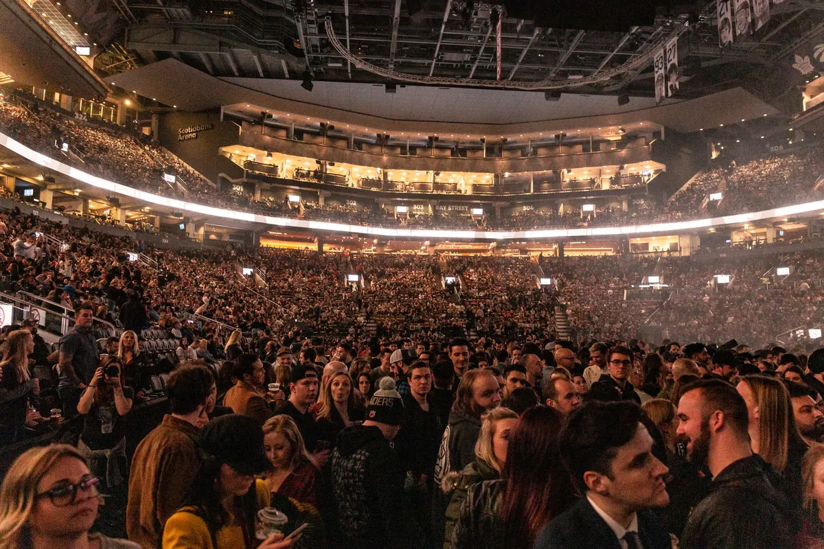 Winter Gigs vs Summer Festivals: Which Live Music Experience Suits You?